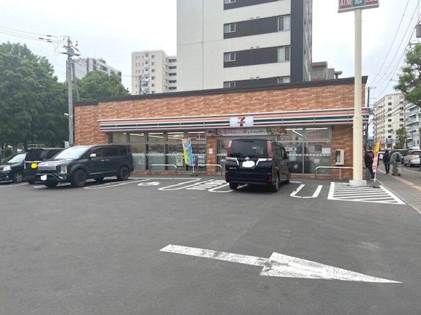 セブンイレブン(コンビニ)まで350m ガ－デン平岸