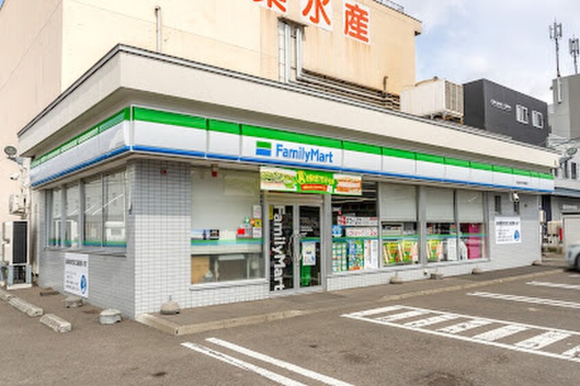 二十四軒１条１丁目３－８ファミリーマート 札幌中央市場前店(コンビニ)まで900m 二十四軒ライフシティ
