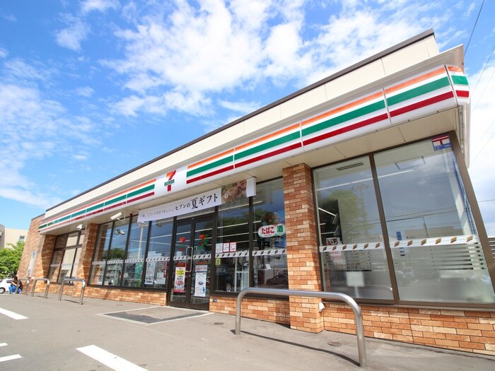 セブンイレブン　札幌福住1条店(コンビニ)まで700m ｸﾘｰﾝﾘﾊﾞｰﾌｨﾈｽ福住ｶﾞｰﾃﾞﾝｼﾃｨｾﾝﾀｰ