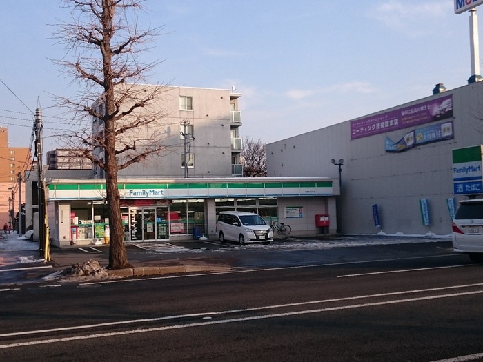 ファミリーマート(コンビニ)まで180m ルネサンス山鼻