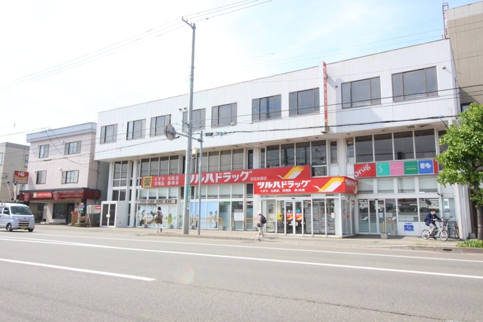 ツルハドラッグ(ドラッグストア)まで504m ラガ－ハイム本郷通