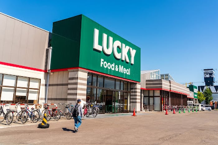 ラッキー(スーパー)まで1100m ノ－スヴィラ弐番館