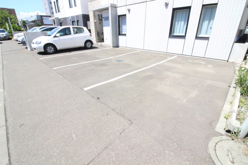 駐車場 ドゥエ　カーサ　コモド