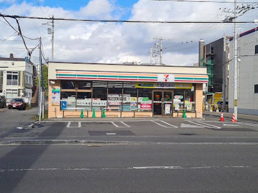 セブン-イレブン 札幌北３条西２８丁目店(コンビニ)まで120m ブローニュ宮ヶ丘
