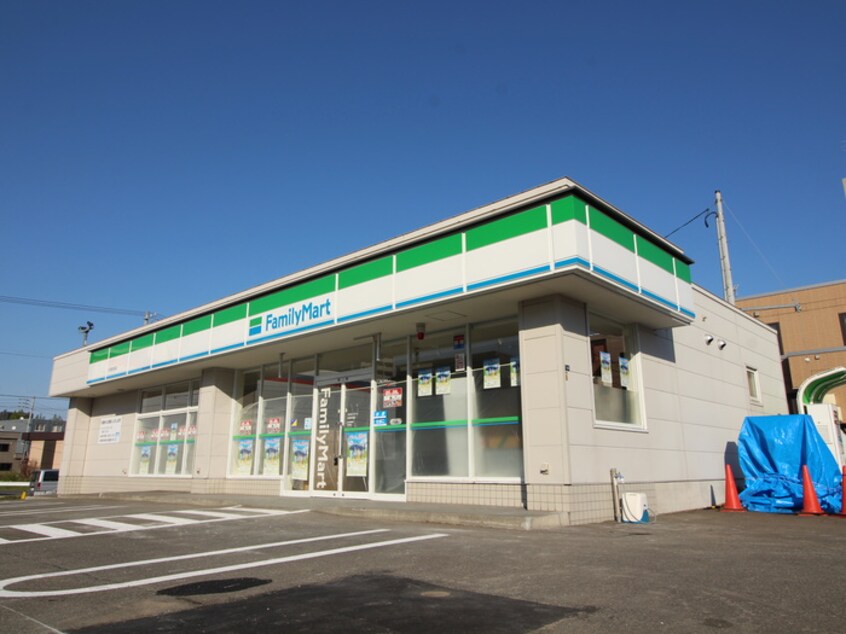 ファミリーマート(コンビニ)まで180m カーサ　ヴィヴィアナ