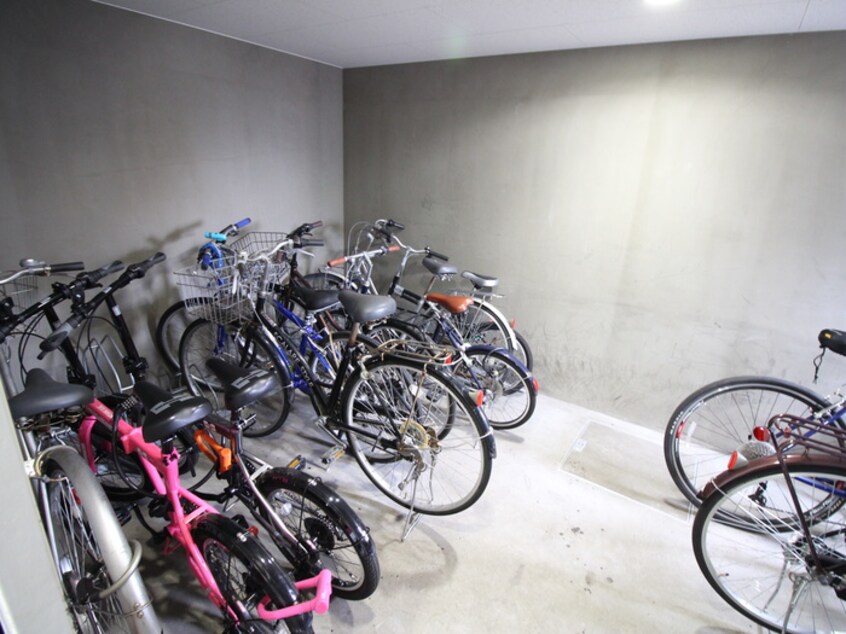 駐輪場 ブラスハート麻生
