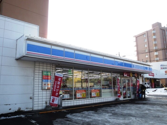 ローソン札幌西岡店(コンビニ)まで800m サニ－ヒルズ２番館