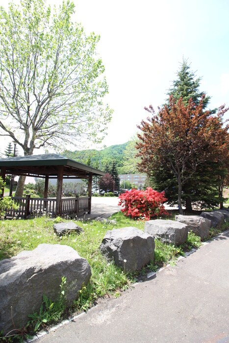 山鼻みなみ公園(公園)まで20m レユシール山鼻南