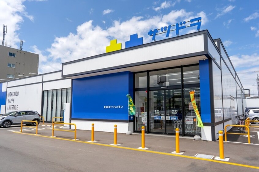 サツドラ(ドラッグストア)まで850m ｳｴｽﾄﾀｳﾝ曙