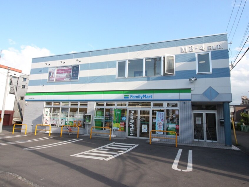ファミリーマート平岸4条店(コンビニ)まで650m ヴィラフィリ－チェ平岸