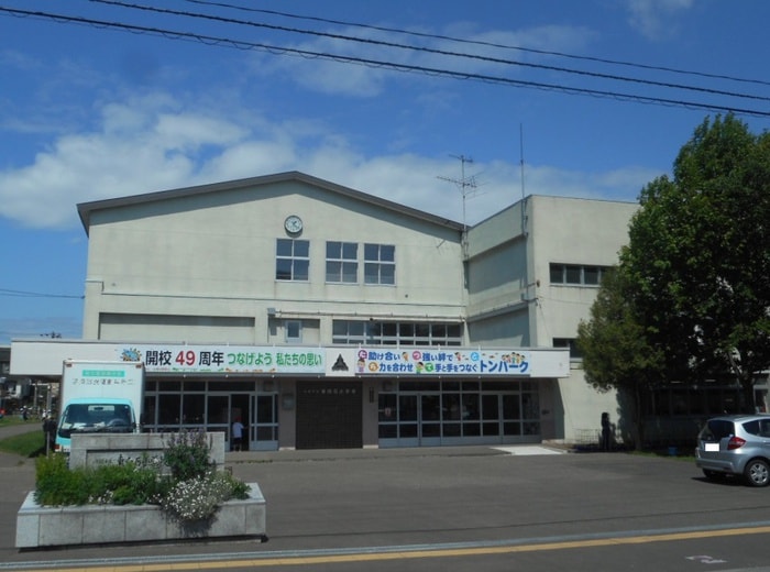 東白石小学校(小学校)まで750m グランメ－ル南郷１２南