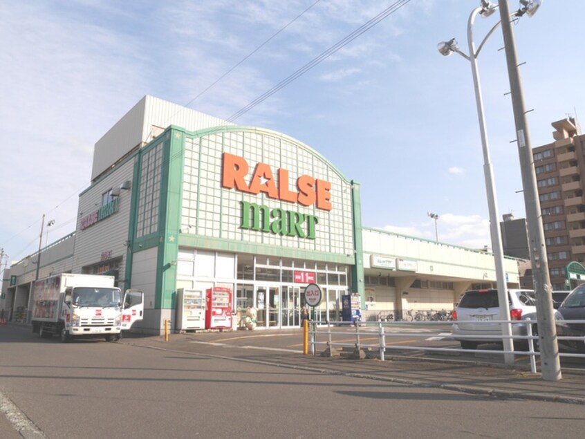 ラルズマート(スーパー)まで240m クレア旭ケ丘