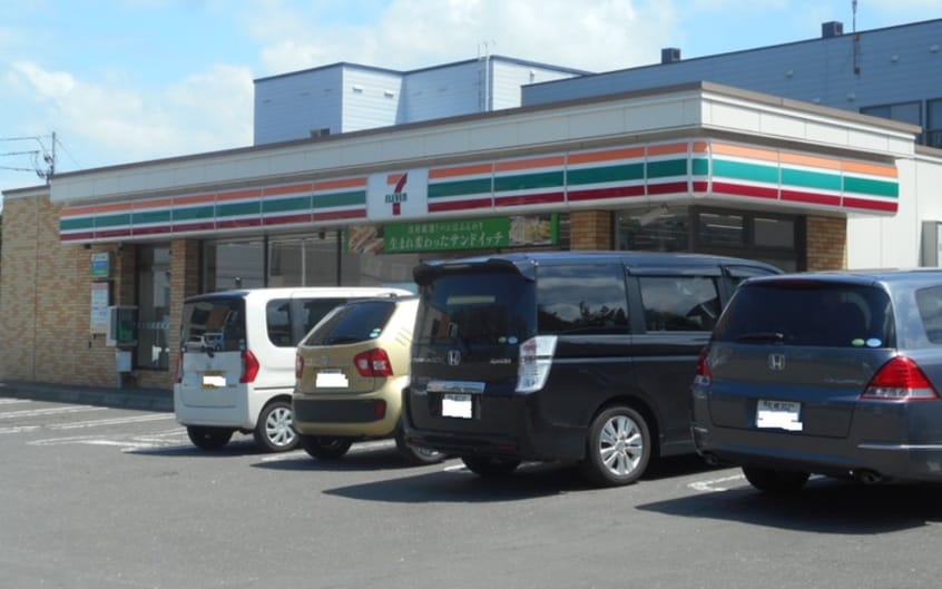 セブンイレブン(コンビニ)まで680m Ｒｉｔｚ　ＧＲＡＮＤＥ厚別中央