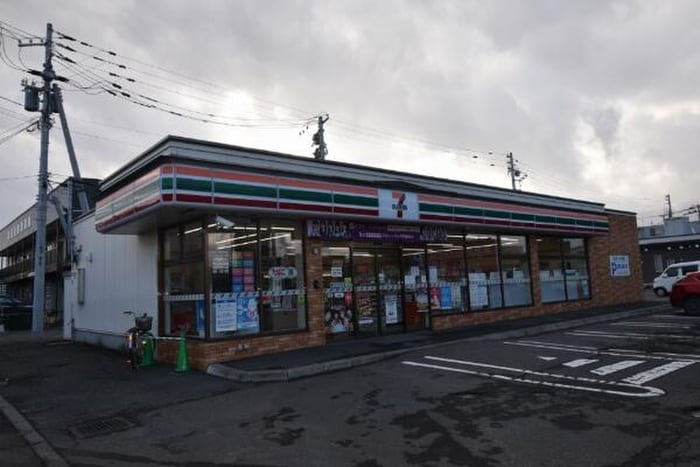 セブンイレブン(コンビニ)まで630m ぺア－ビレッジ
