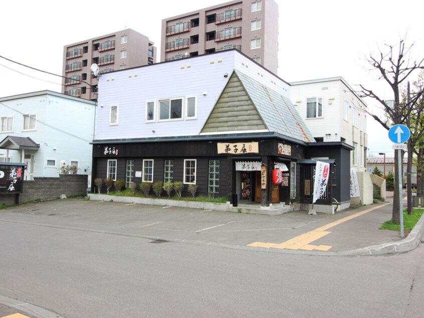 ラーメン屋(その他飲食（ファミレスなど）)まで900m ラ・フォ－チュナ宮の沢
