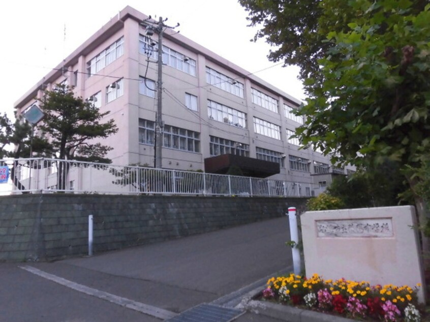 札幌市立陵陽中学校(中学校/中等教育学校)まで130m ブルーイング平岸