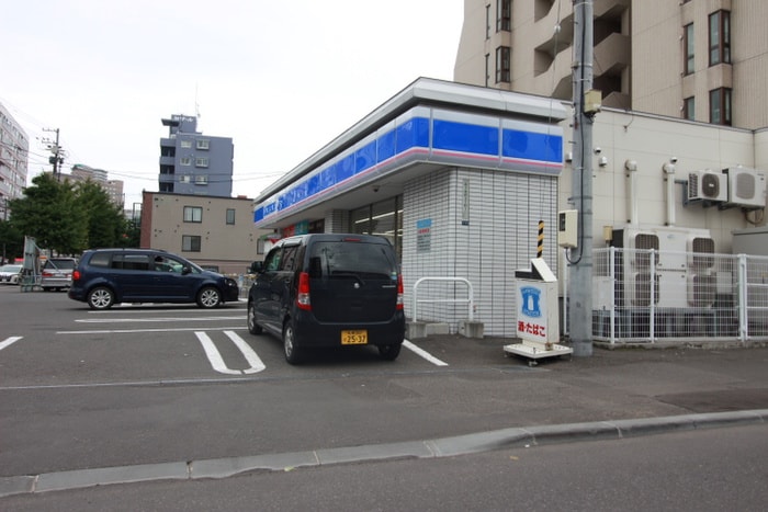 ローソン 札幌南９条西八丁目店(コンビニ)まで160m ラベニユ－札幌