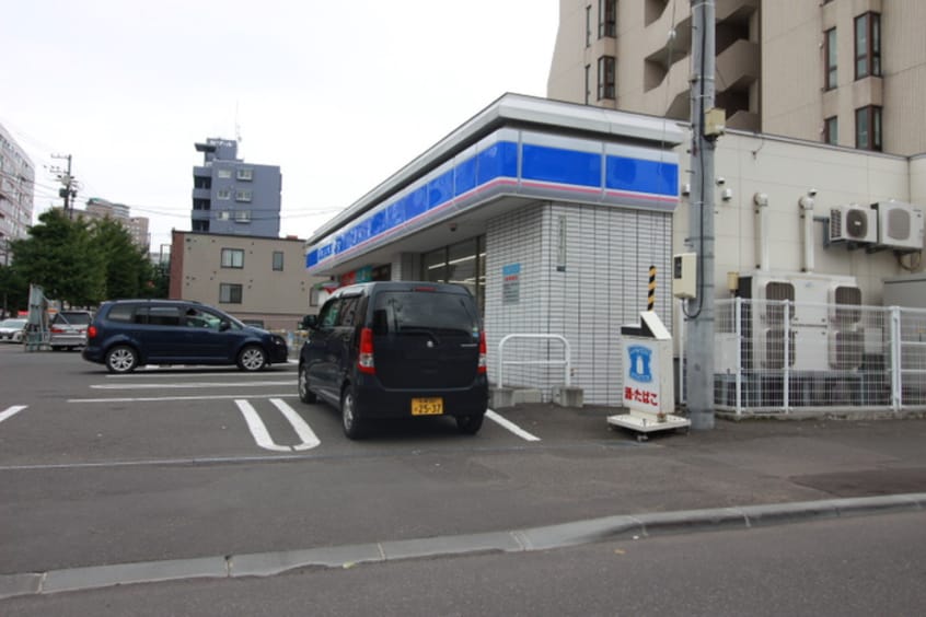 ローソン 札幌南９条西八丁目店(コンビニ)まで160m ラベニユ－札幌