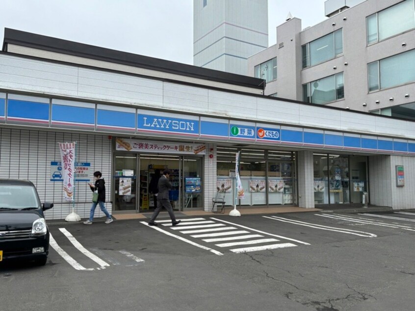 ローソン(コンビニ)まで811m エルム２０