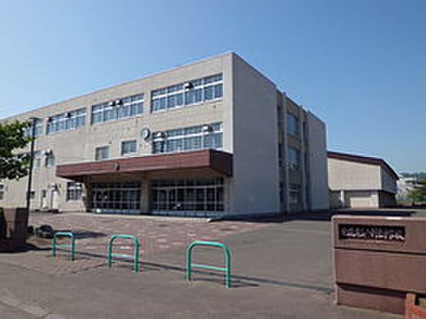 札幌市立 八軒東中学校(中学校/中等教育学校)まで450m カーサチェリベⅡ