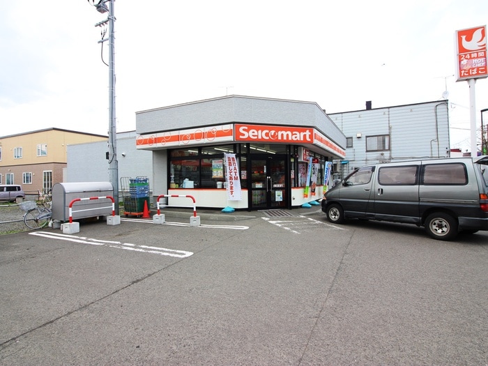 セイコーマート(コンビニ)まで400m ハイムユウ