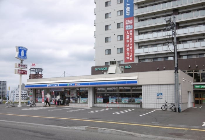 ローソン豊平三条1丁目店(コンビニ)まで901m アイビ－パレス３２