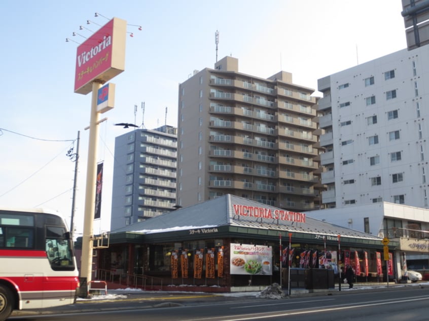 ヴィクトリア(その他飲食（ファミレスなど）)まで560m ソレアード月寒東