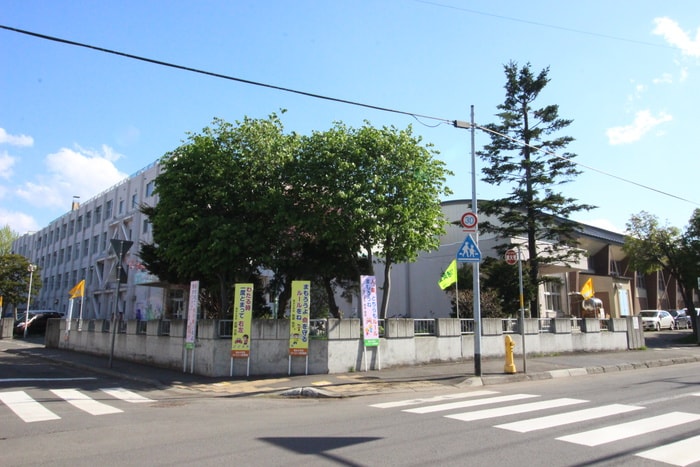 菊水小学校(小学校)まで143m ロイヤルヒルズタワ－