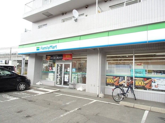 ファミリーマート 札幌澄川4条店(コンビニ)まで950m アロンハイツ