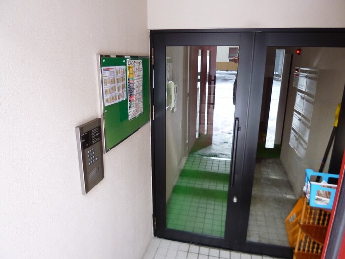 エントランス部分 レッドボックス