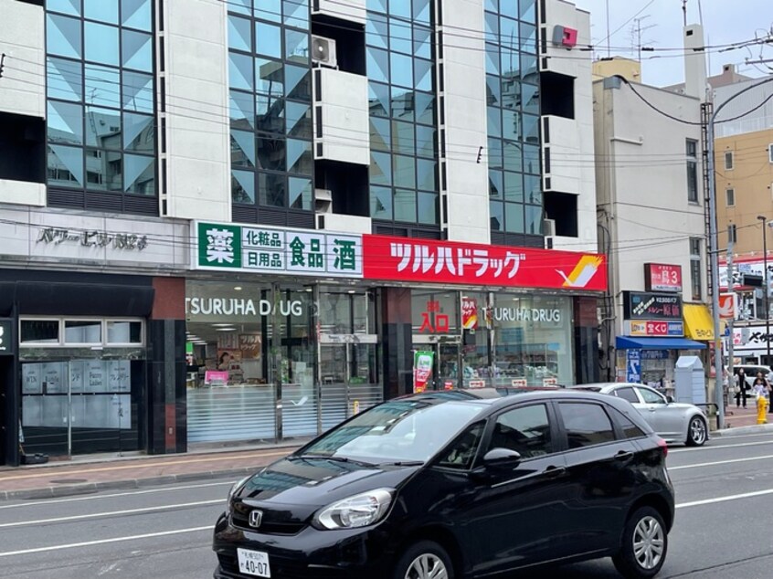 ツルハドラッグ(ドラッグストア)まで804m ノｰス２６
