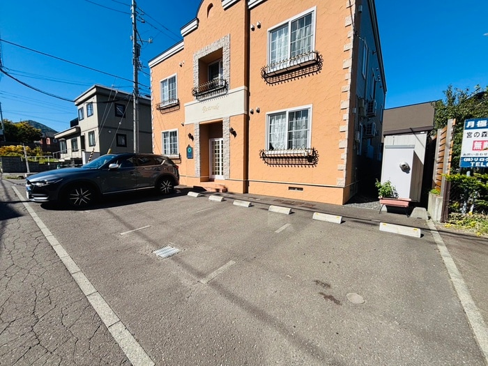 駐車場 ルミエール宮の森２－８