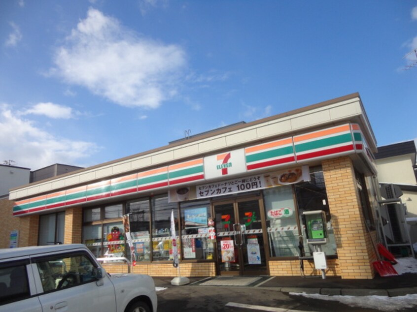 セブンイレブン八軒９条店(コンビニ)まで700m ヒュース八軒Ａ