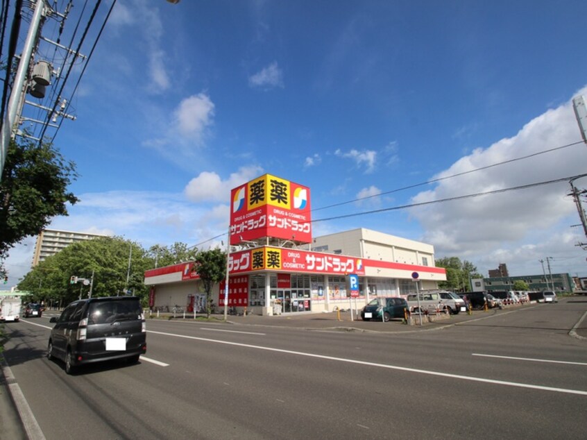 サンドラック(ドラッグストア)まで260m ＣＯＬＬＩＮＳ・４２