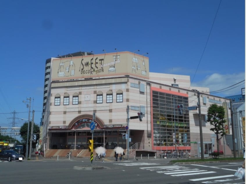 スイートデコレーション(電気量販店/ホームセンター)まで863m セピエ－ド１７