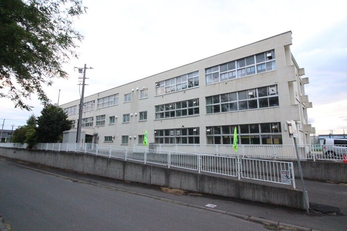 札幌市立西白石小学校(小学校)まで180m サニーハウス白石中央