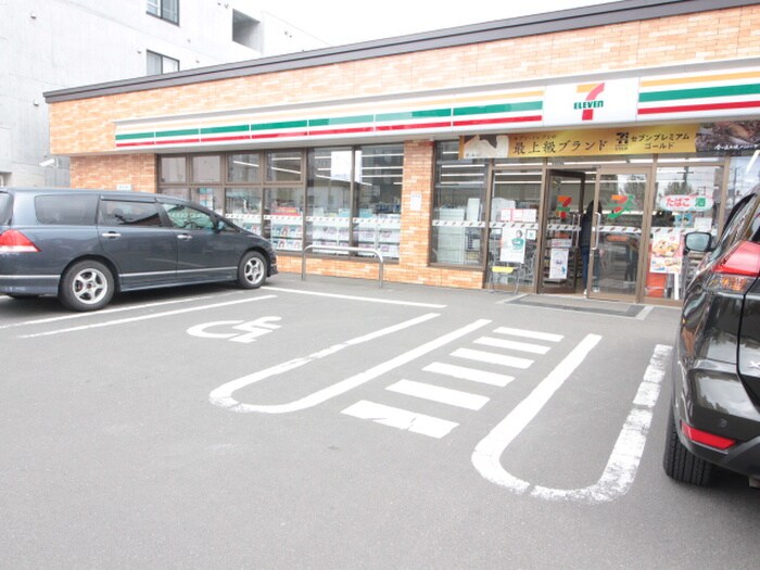 セブンイレブン平岸4条店(コンビニ)まで140m Pavillon Blanc Hiragishi