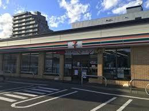 セブンイレブン(コンビニ)まで350m トリニティゲ－ト伏見Ａ棟