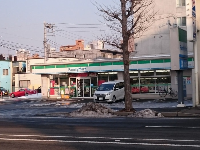 ファミリーマート(コンビニ)まで750m サルバドール地建