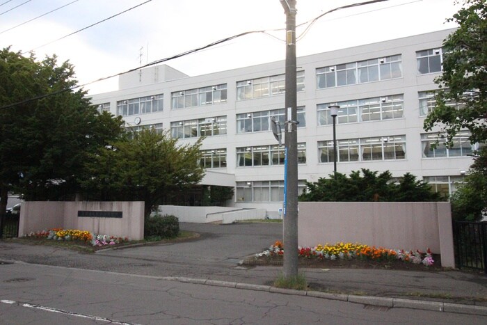 札幌東高等学校(高等学校/高等専門学校)まで950m Ｐａｒｔｉｒｅ　Ｋｉｋｕｓｕｉ