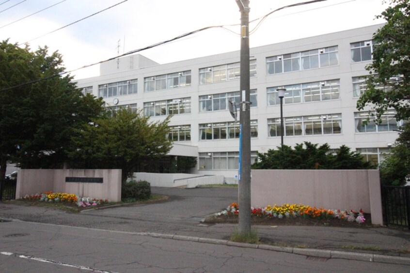 札幌東高等学校(高等学校/高等専門学校)まで950m Ｐａｒｔｉｒｅ　Ｋｉｋｕｓｕｉ