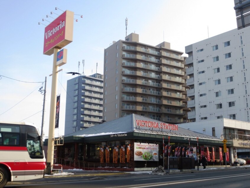 ヴィクトリア(その他飲食（ファミレスなど）)まで120m COMSA月寒中央