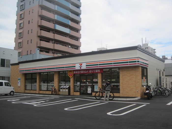 セブンイレブン(コンビニ)まで385m エンドレス三井南６条