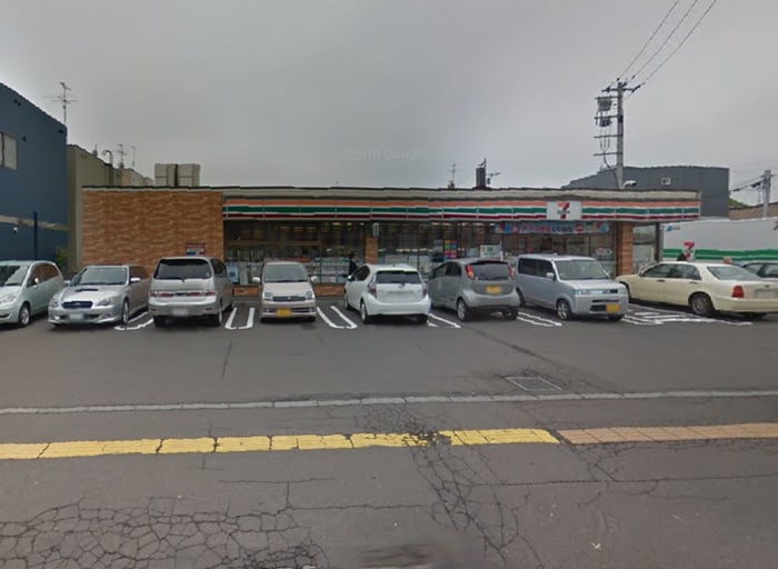 セブンイレブン(コンビニ)まで526m デグネス札幌