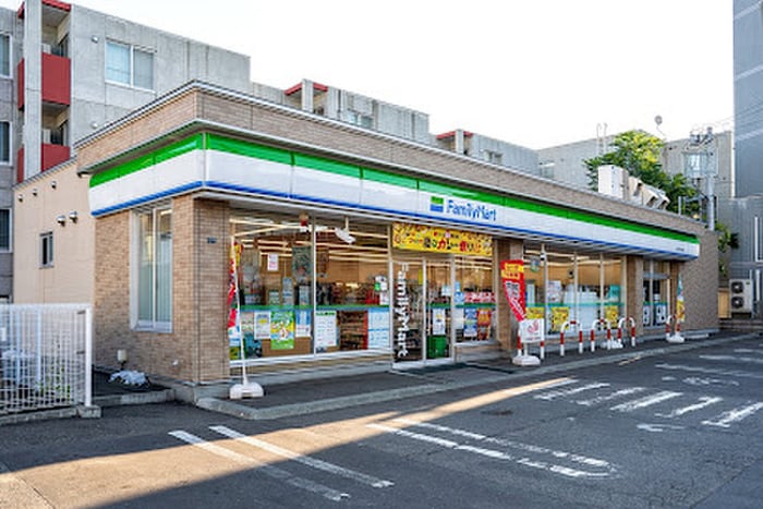 ファミリーマート 札幌平岸4条店(コンビニ)まで210m パラッツォ平岸