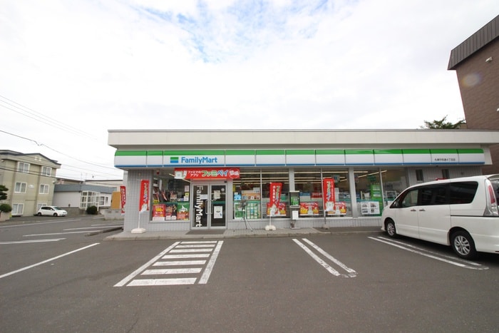 ファミリーマート(コンビニ)まで1400m ティアナ壱番館