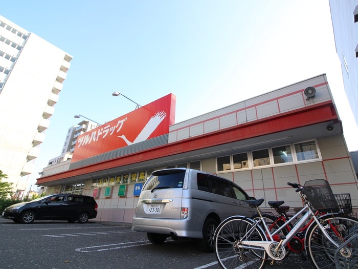 ツルハドラッグ 月寒店(ドラッグストア)まで650m Ｖilla  Ｔukisappu