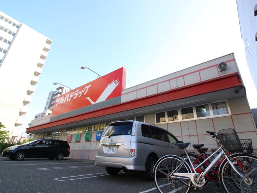 ツルハドラッグ 月寒店(ドラッグストア)まで650m Ｖilla  Ｔukisappu