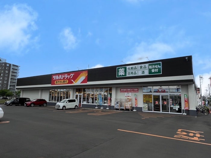 ツルハドラッグ(ドラッグストア)まで450m レストヒルズ南郷