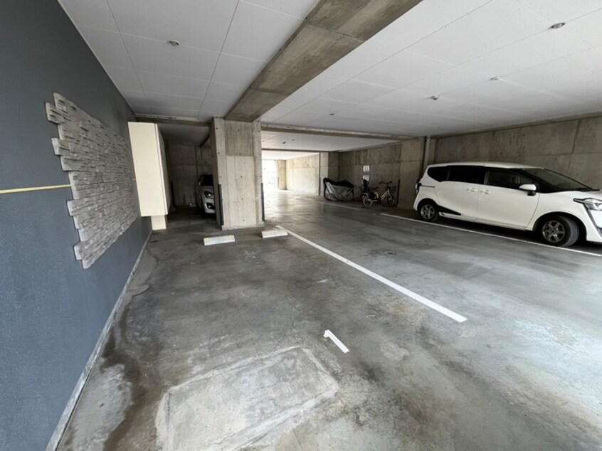 駐車場 MODENA近代美術館